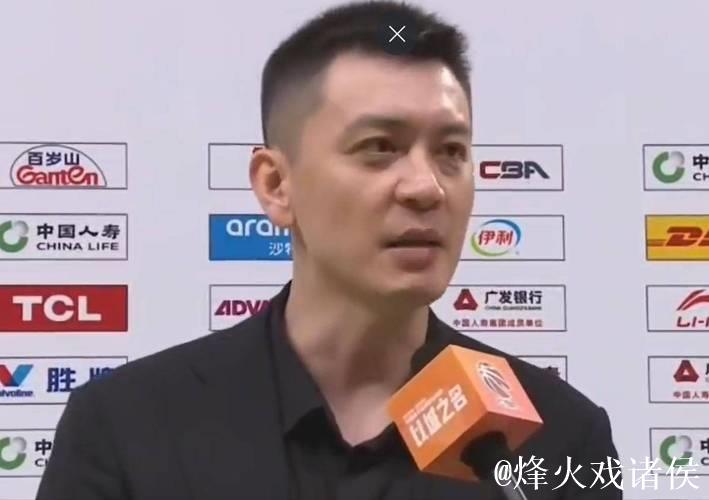 辽宁大胜广厦！杨鸣赛后采访不贪功，发言大气又真诚，点名李晓旭
